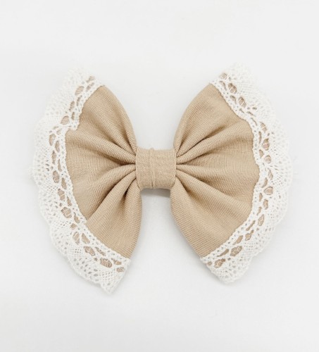 Spinka kokarda beżowa z bawełnainą koronką ecru