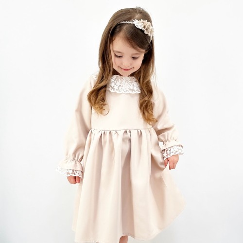 Sukienka Zoya beżowa z dużą kokardą i koronką