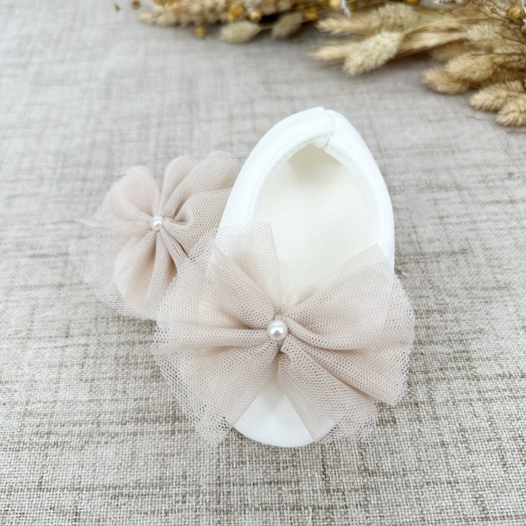 Buciki do chrztu, niechodki, balerinki do chrztu z tiulową  kokarda i perełką beż