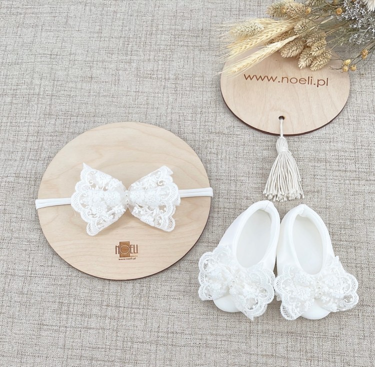 Buciki do chrztu, niechodki, balerinki z koronkową kokardą ecru i perełkami Molly